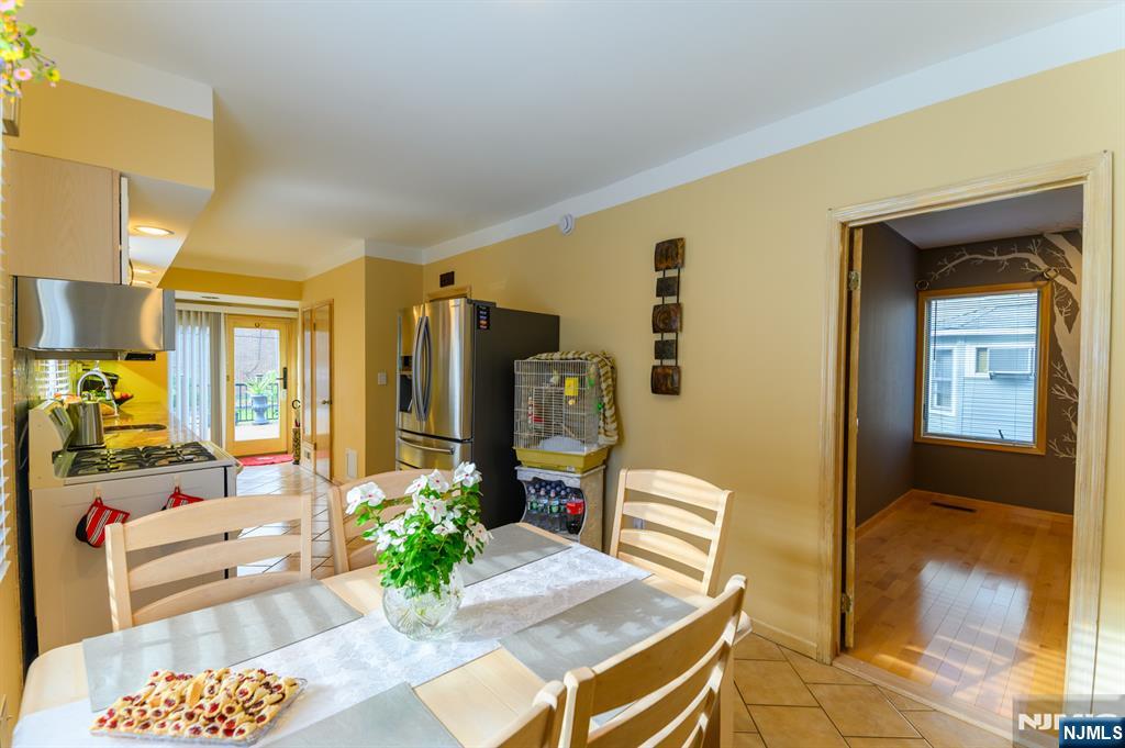 25 Bond Street - Photo 3