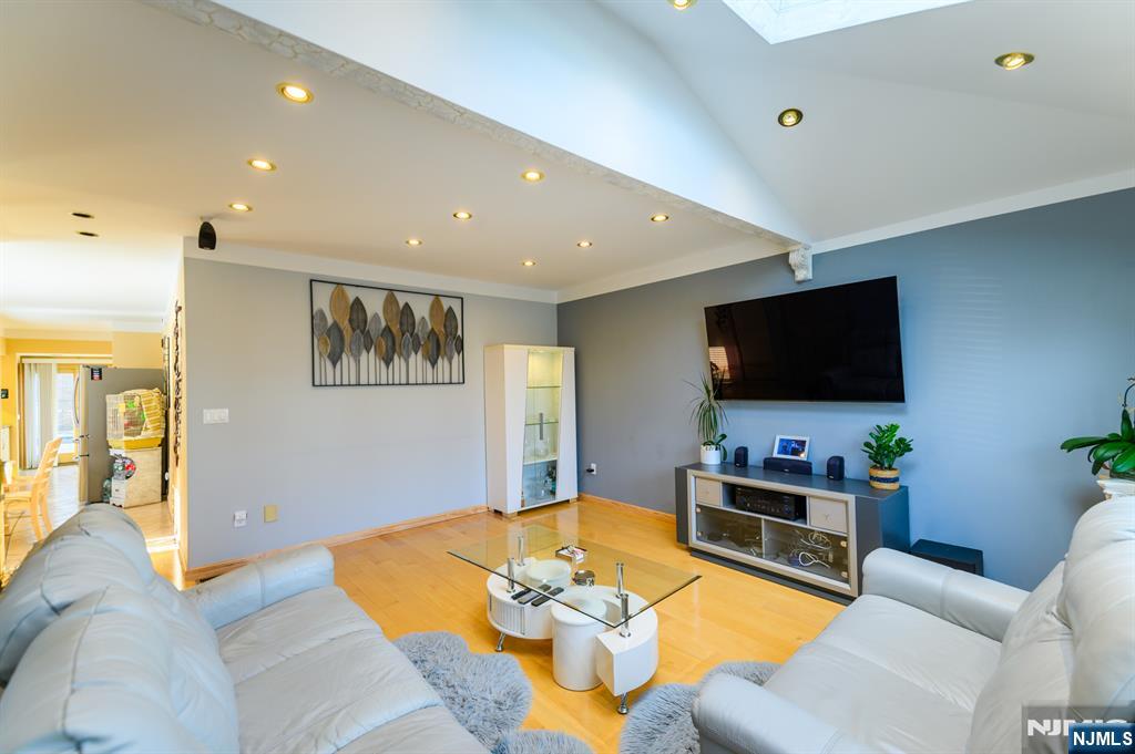 25 Bond Street - Photo 4