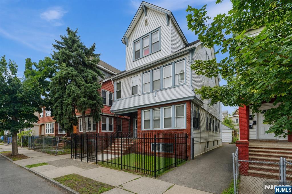 926-928 20th Street - Photo 1