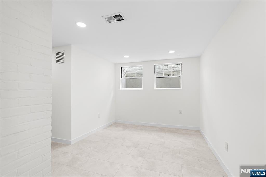 2-25 Kenneth Avenue