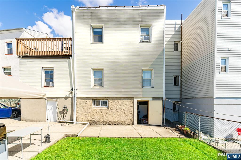 85 Grant St, Fairview, NJ 07022