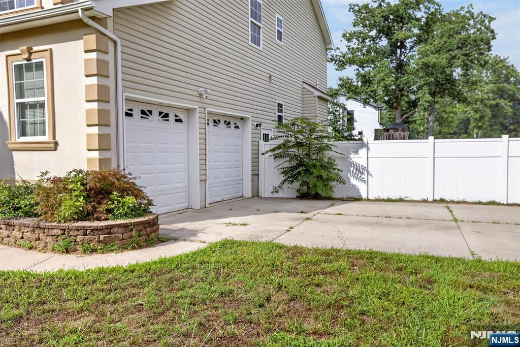 893 Lakehurst Avenue - Photo 3