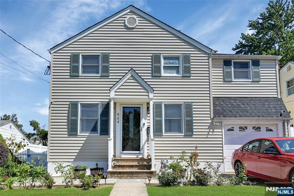 464 Simons Avenue - Photo 1