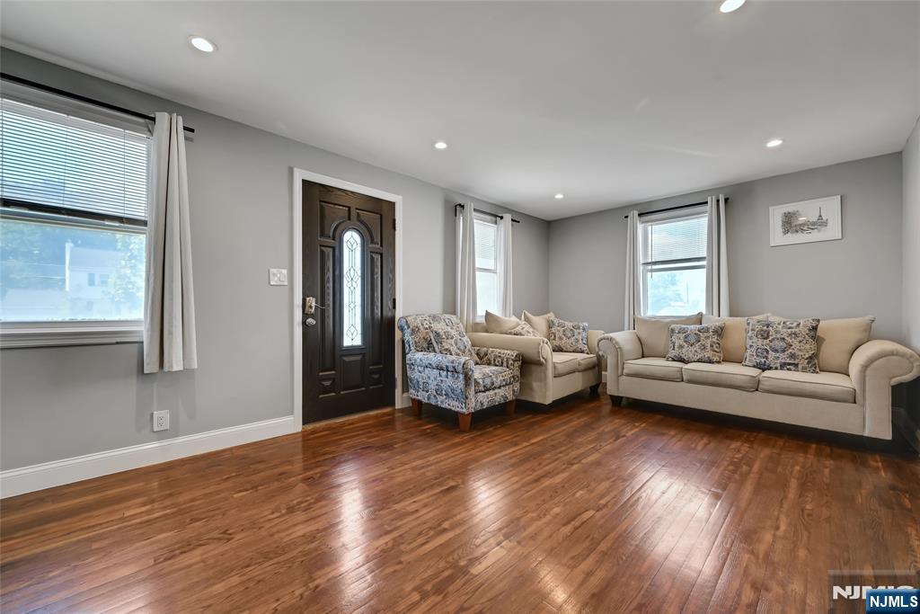 464 Simons Avenue - Photo 2