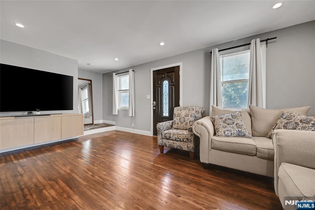 464 Simons Avenue - Photo 3