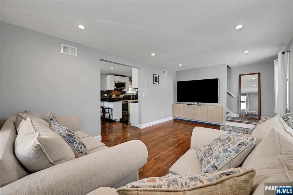 464 Simons Avenue - Photo 4