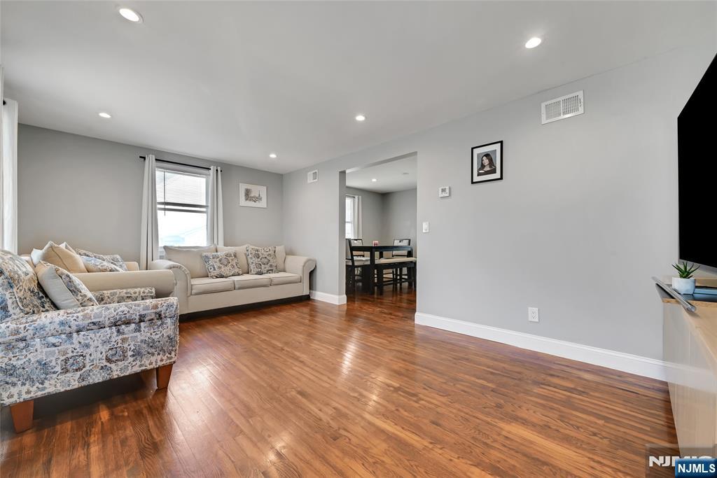 464 Simons Avenue - Photo 5