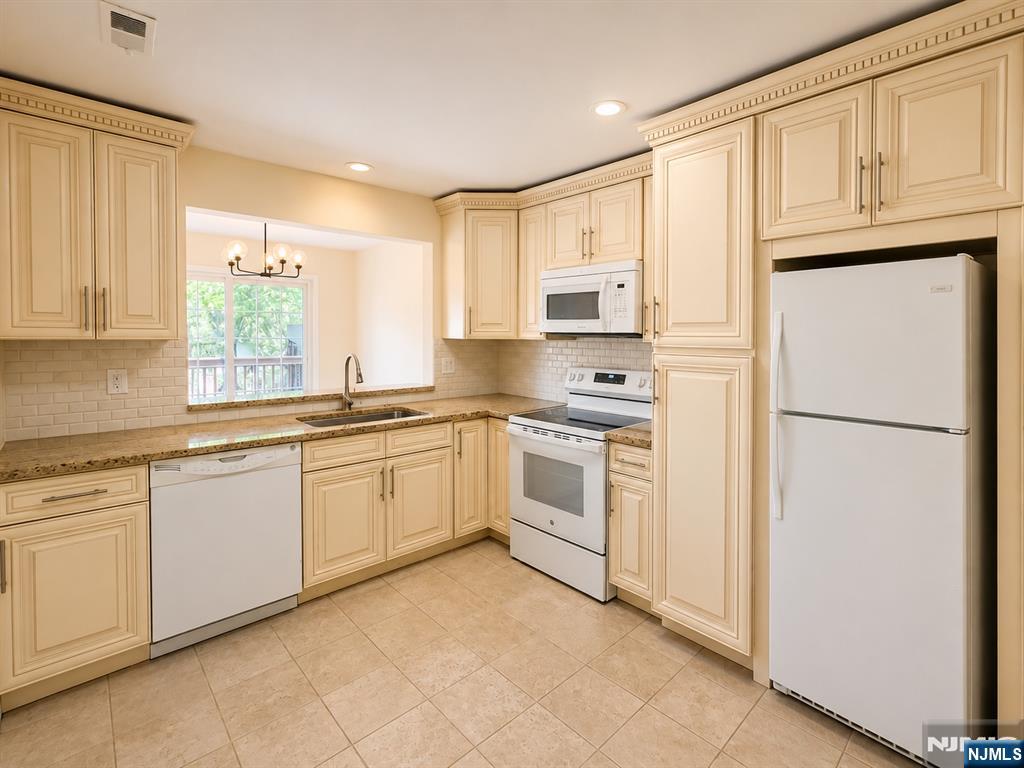 756 Charles - Photo 5