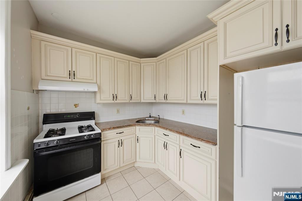 290 Ogden Street 1003 - Photo 4