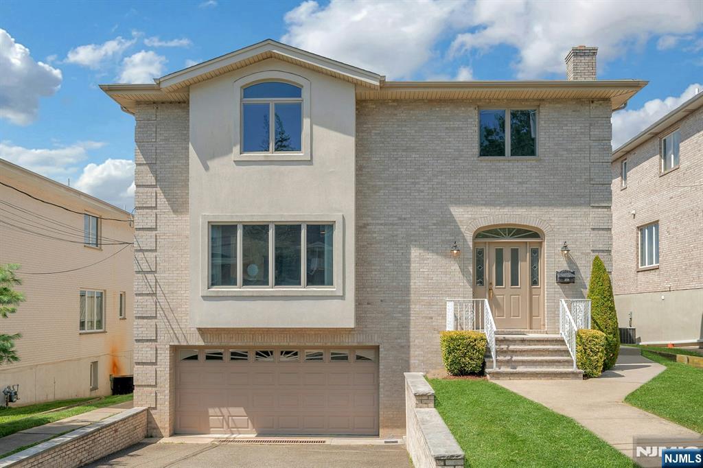 235 10th St, Palisades Park, NJ 07650