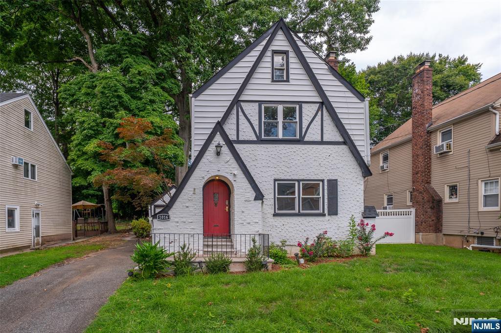 1016 Grace Terrace - Photo 1