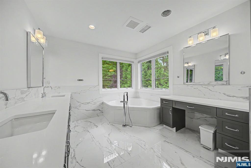 28 Leroy Street — photo 25