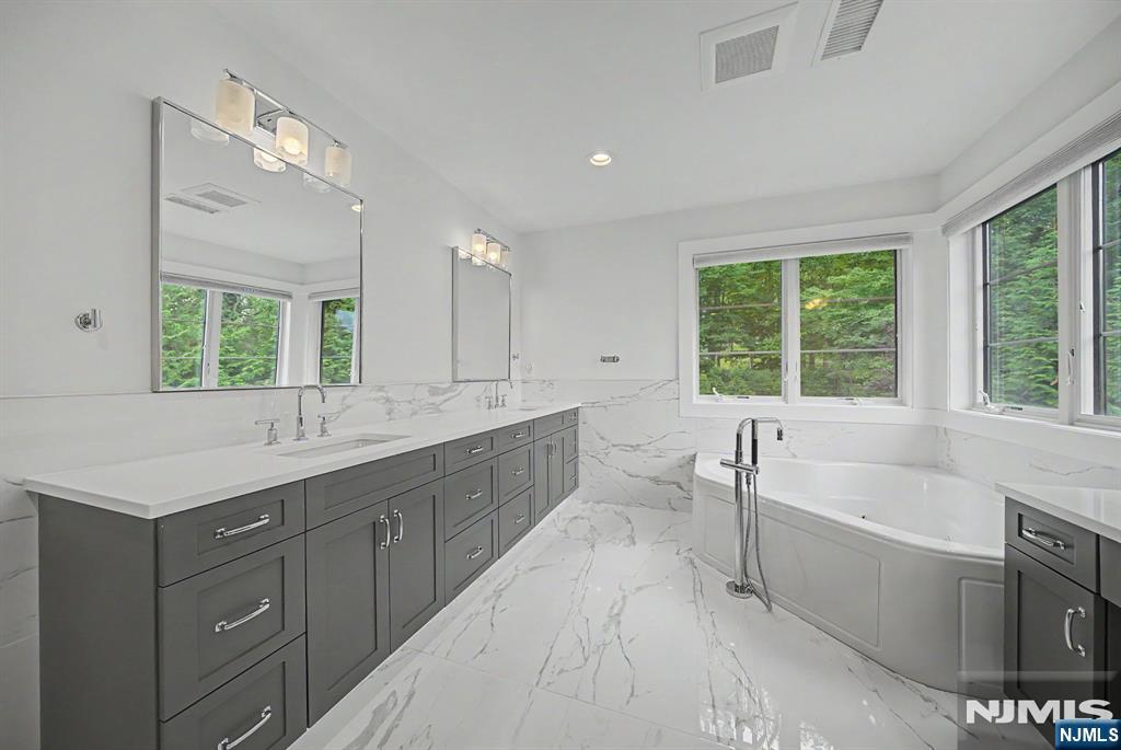 28 Leroy Street — photo 26