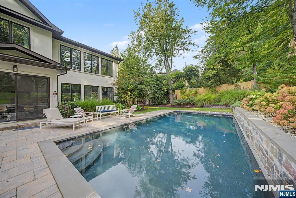 28 Leroy Street — photo 37