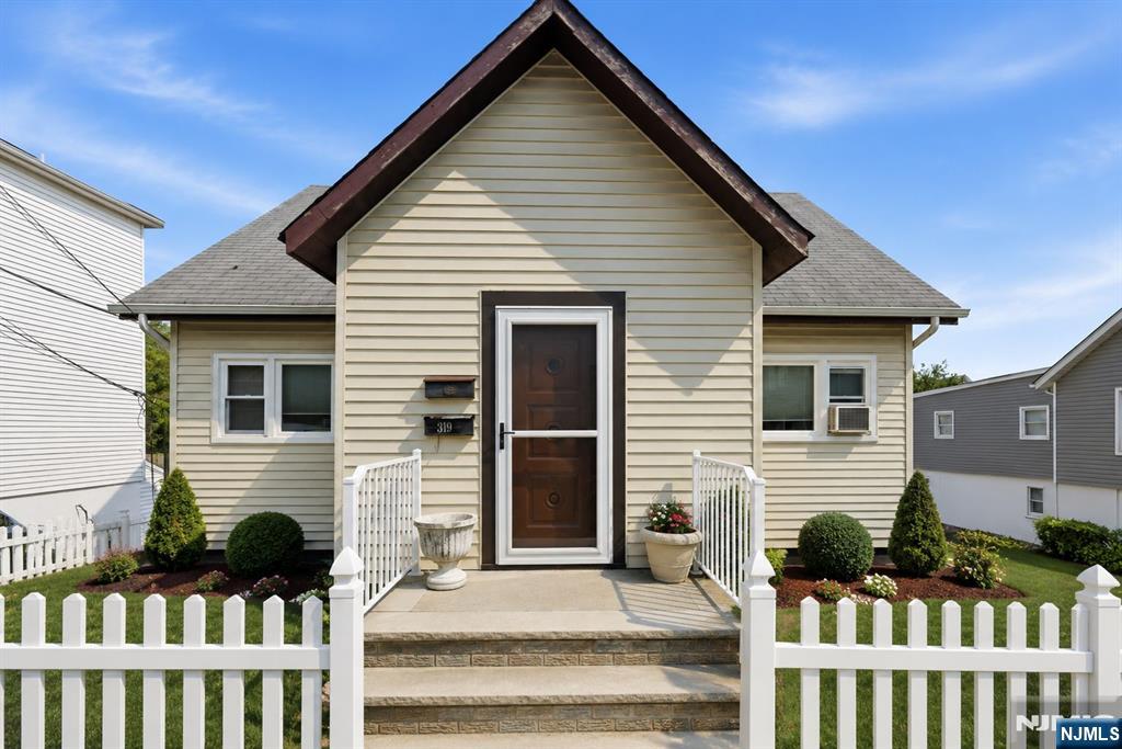 319 6th Street - Photo 1