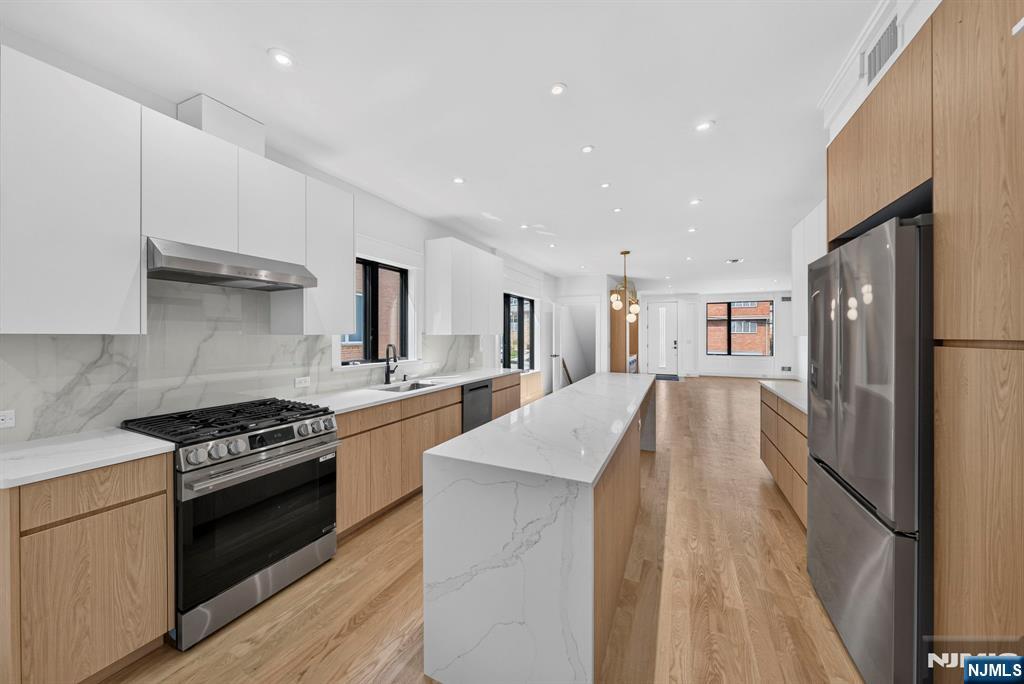 122 Edsall Avenue — photo 32