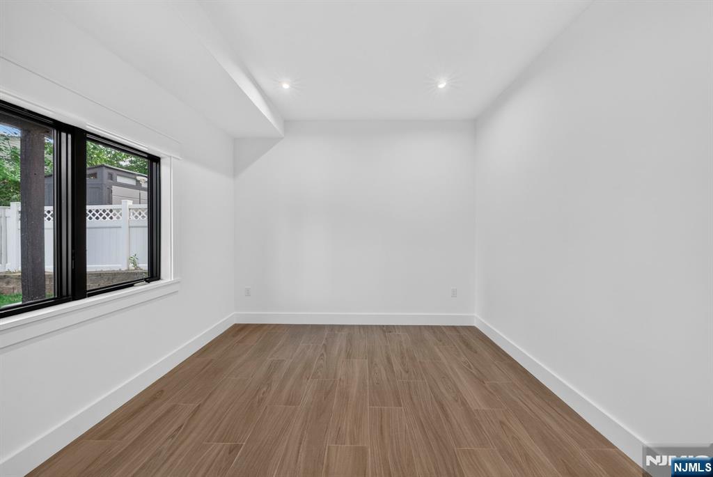 122 Edsall Avenue — photo 45