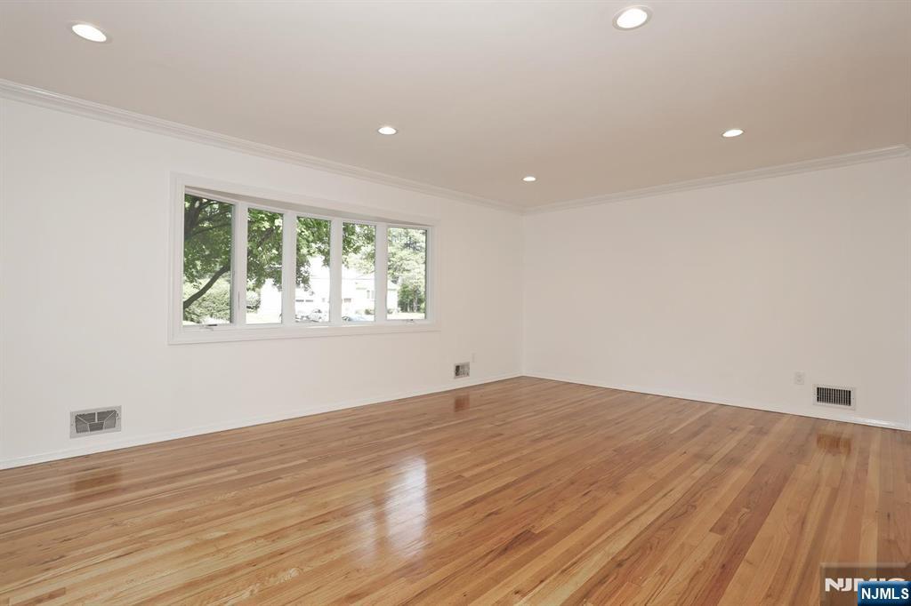 253 Jeffer Street - Photo 2