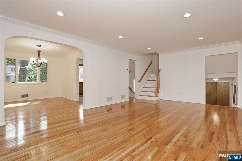 253 Jeffer Street - Photo 3