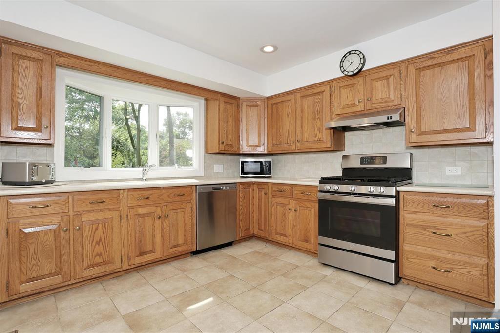 253 Jeffer Street - Photo 4