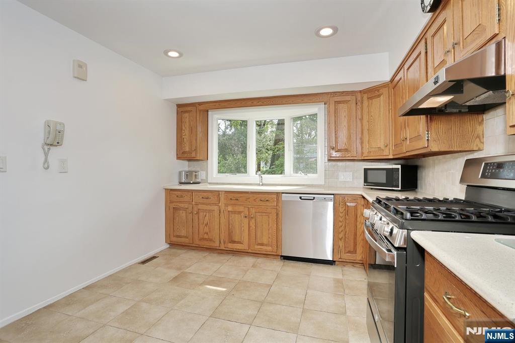 253 Jeffer Street - Photo 5