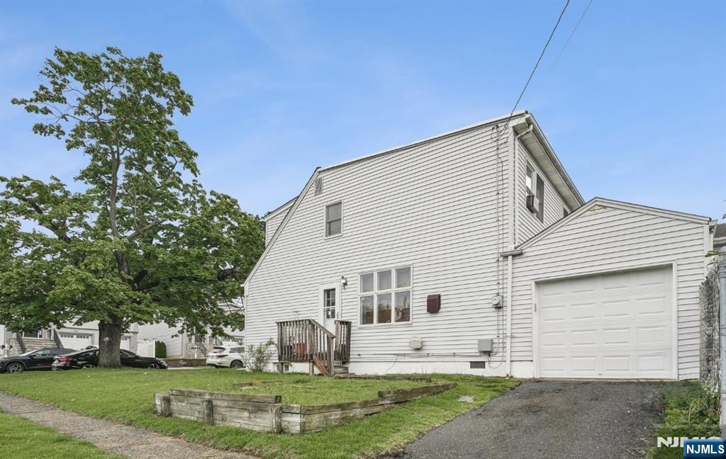 29 Henry St, Elmwood Park, NJ 07407