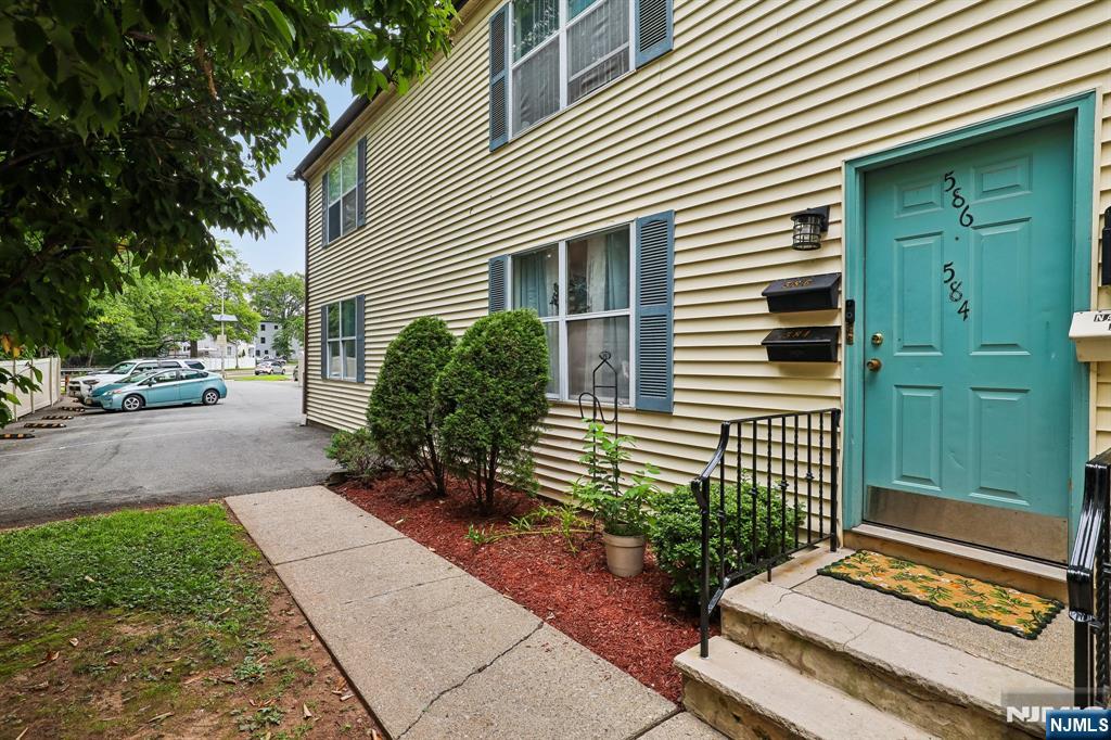 584 Thomas Boulevard 5 - Photo 1