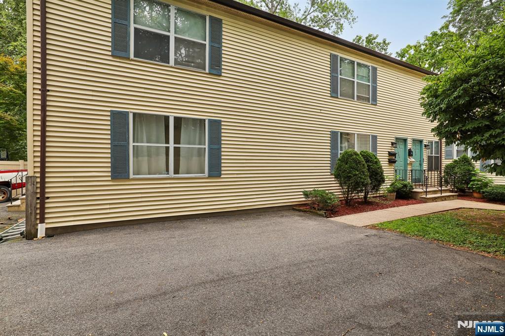 584 Thomas Boulevard 5 - Photo 2