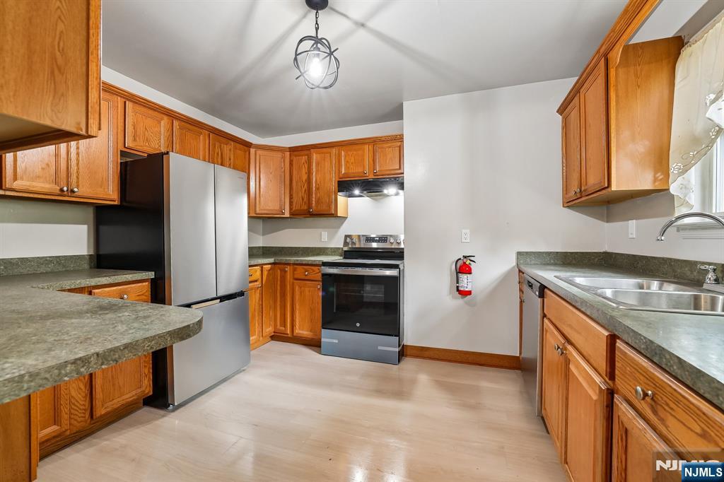 584 Thomas Boulevard 5 - Photo 3