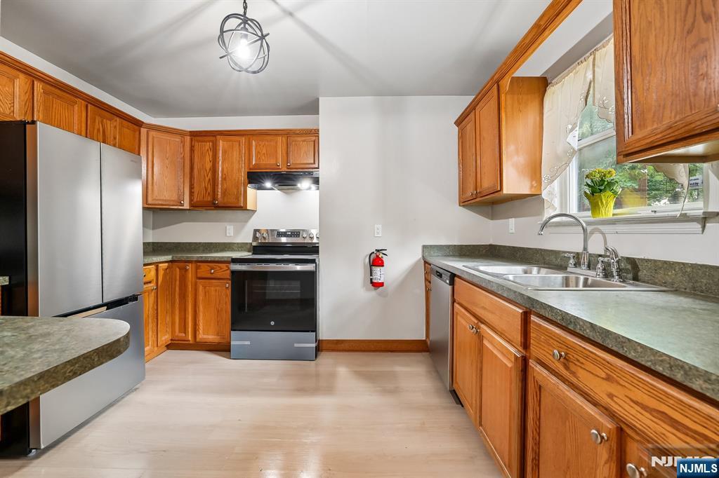 584 Thomas Boulevard 5 - Photo 4