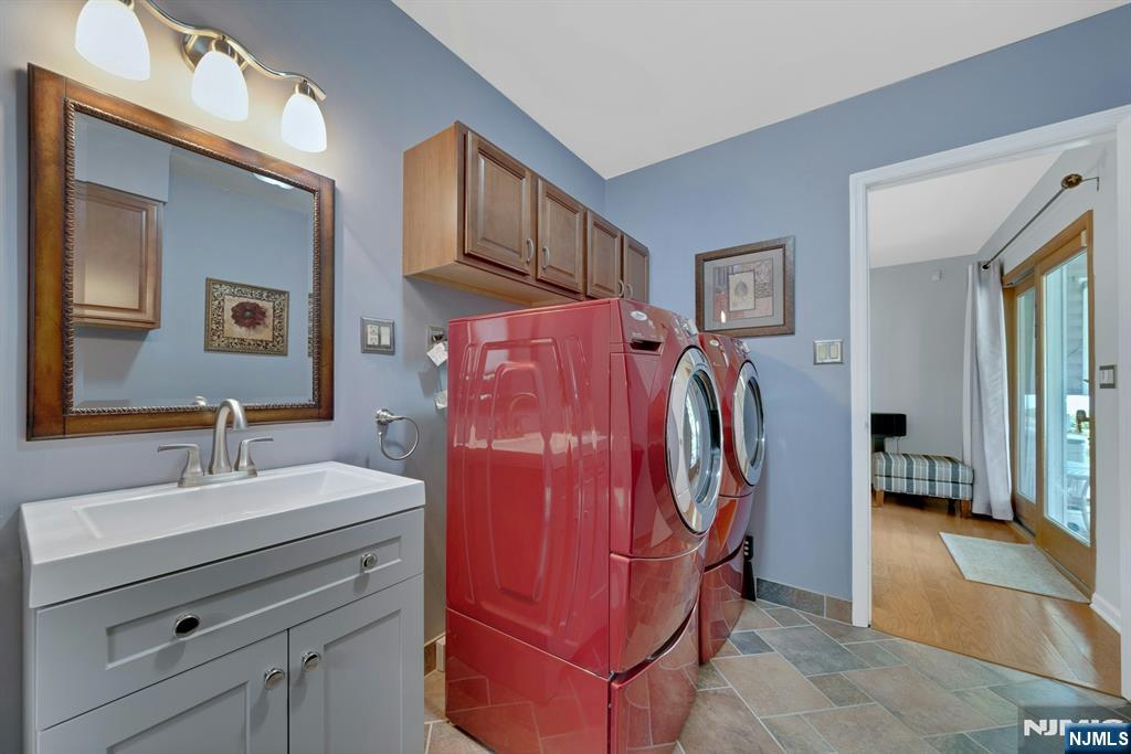 230 Kociemba Dr, River Vale, NJ 07675