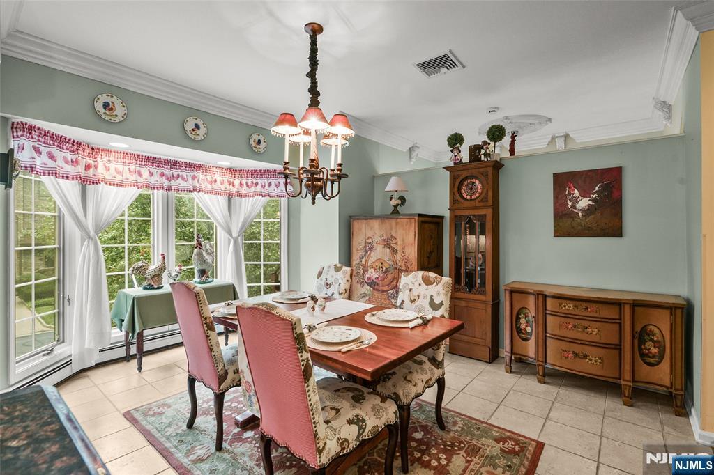 4 Windsor Ct, Saddle River, NJ 07458