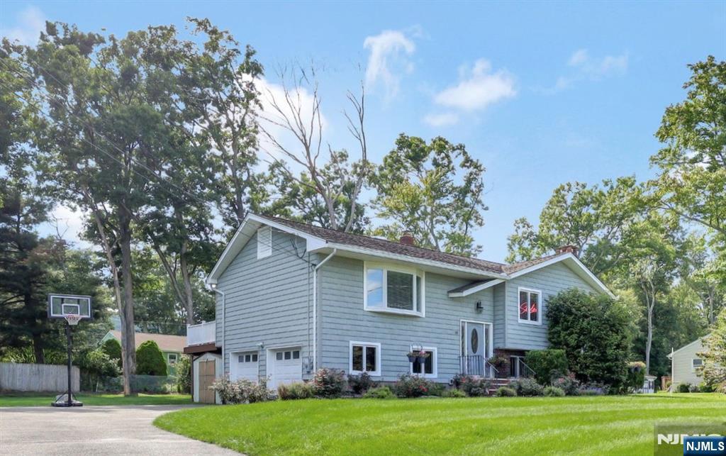18 Starlight Road - Photo 2