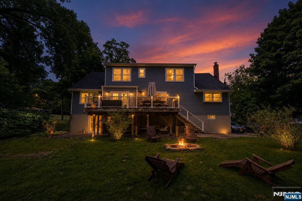 375 Queens Court - Photo 2
