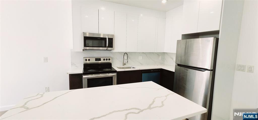 30 Howe Avenue - Photo 3