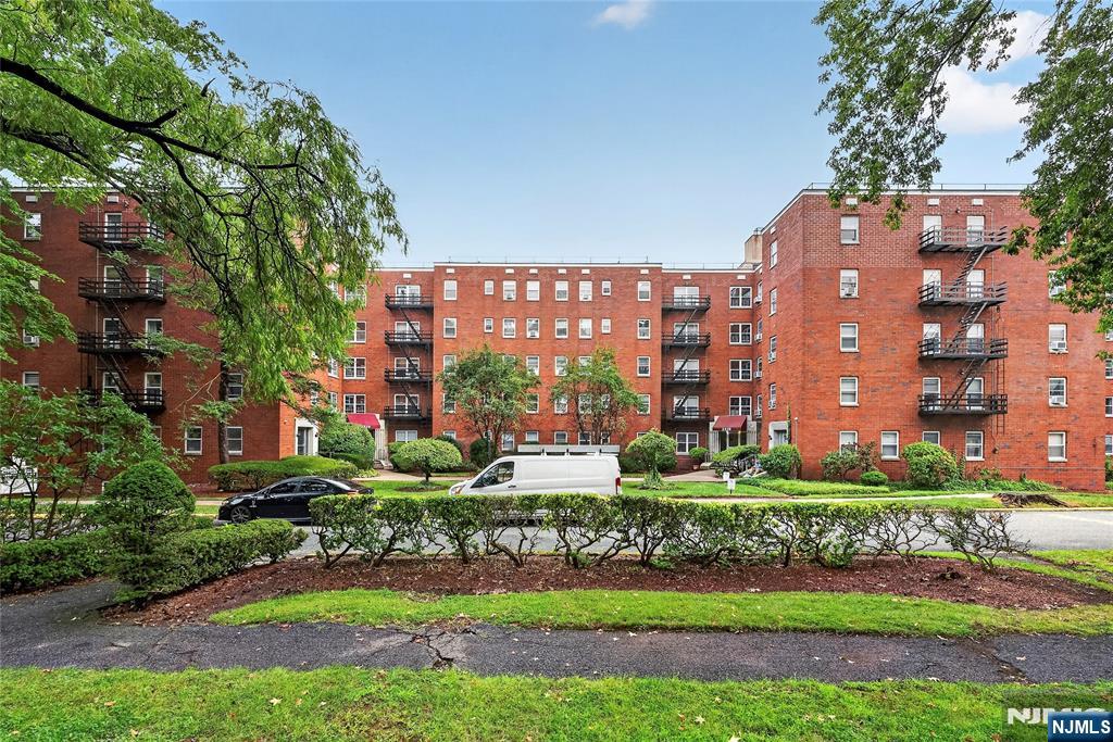 2330 Linwood Avenue 1C - Photo 1