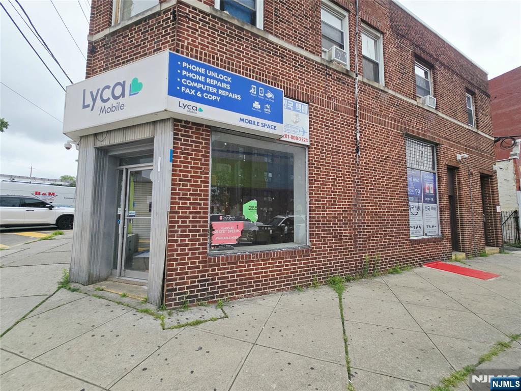 2 E Columbia - Photo 2
