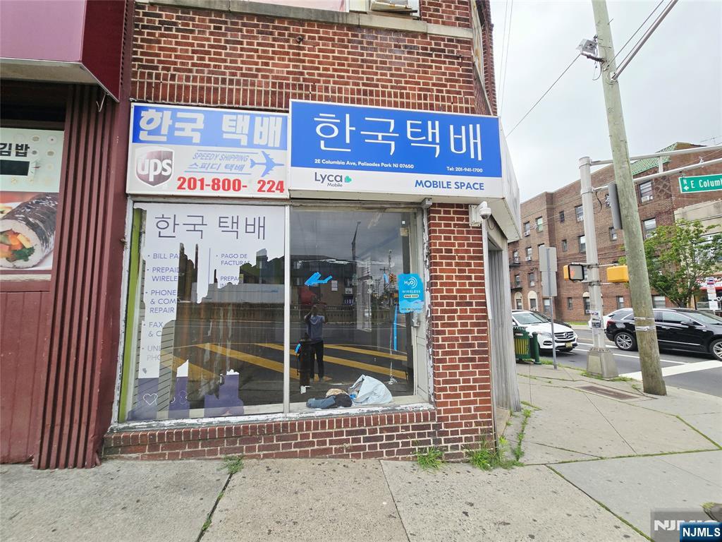 2 E Columbia - Photo 3
