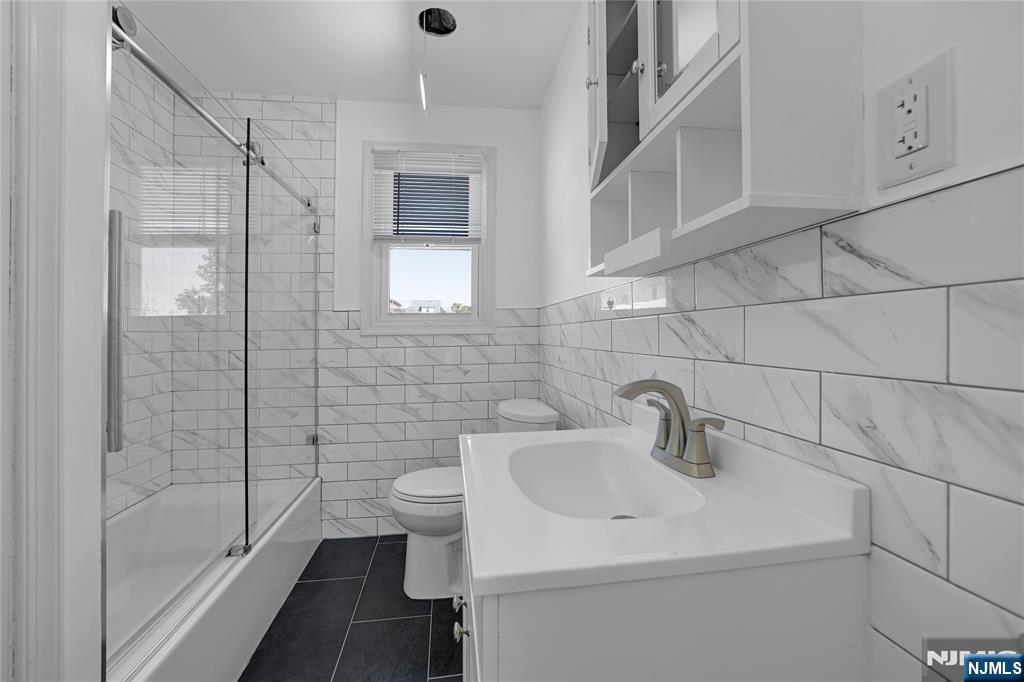 133 Summit Ave, Elmwood Park, NJ 07407