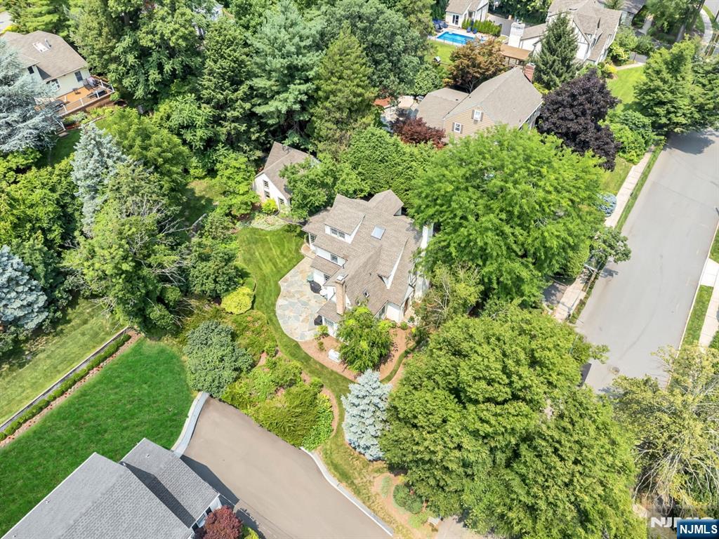402 Mountain Avenue — photo 32