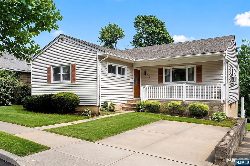 639 6th Street - Photo 1