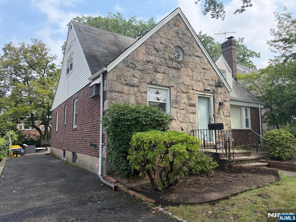 649 Oakdene Avenue - Photo 1
