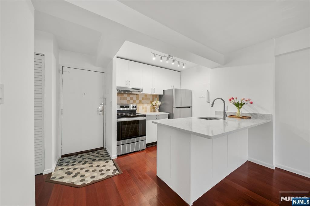333 Grand Avenue 2M - Photo 2