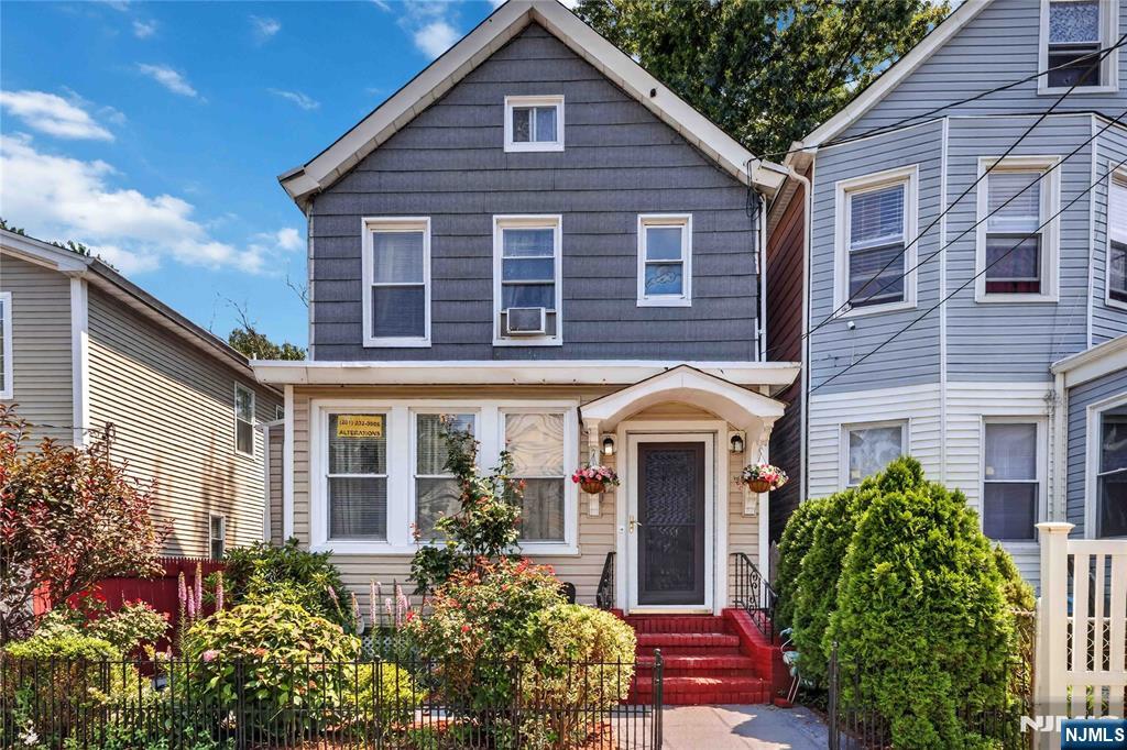 12 Maple St, Garfield, NJ 07026