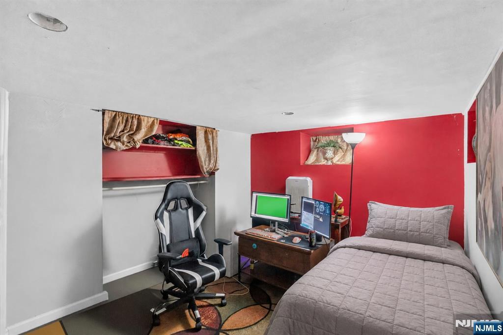 12 Maple St, Garfield, NJ 07026