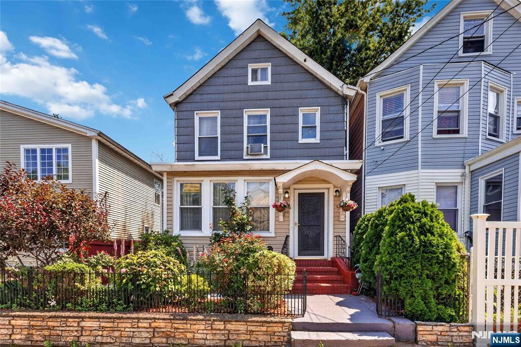 12 Maple St, Garfield, NJ 07026