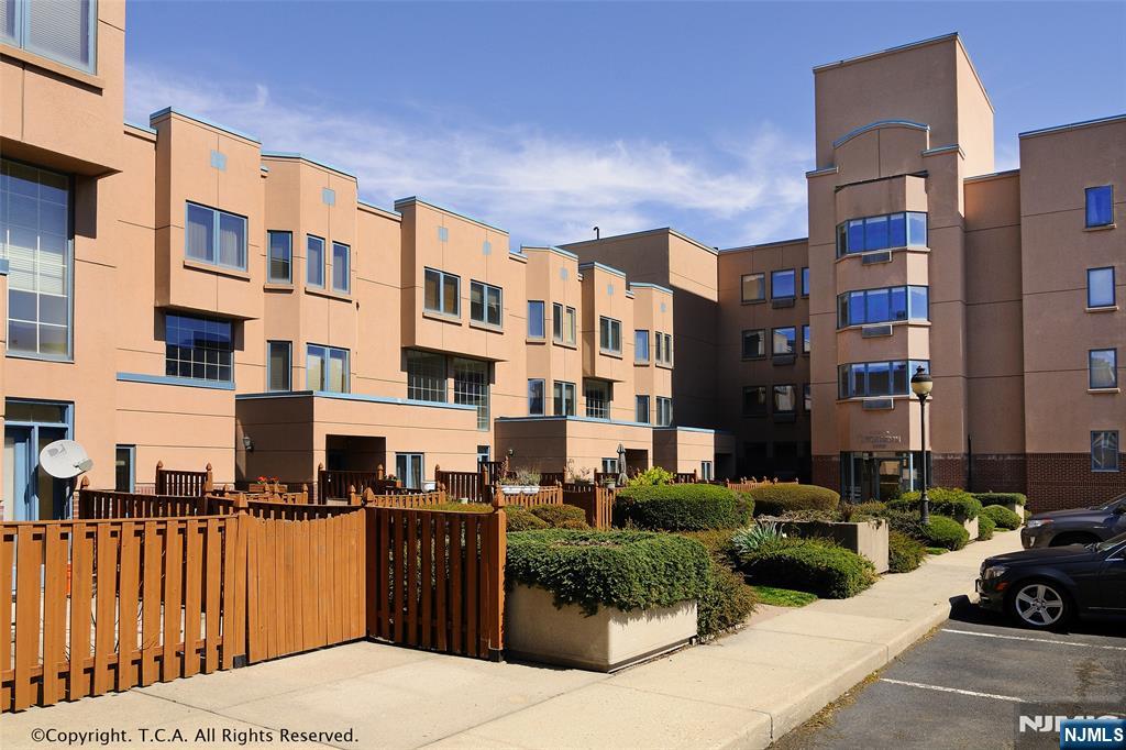 403 Livingston Court N403 - Photo 3