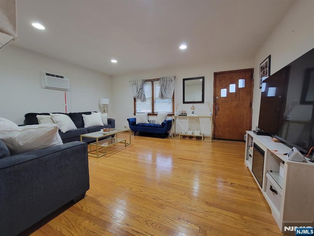 312 Passaic Ave, Hasbrouck Heights, NJ 07604
