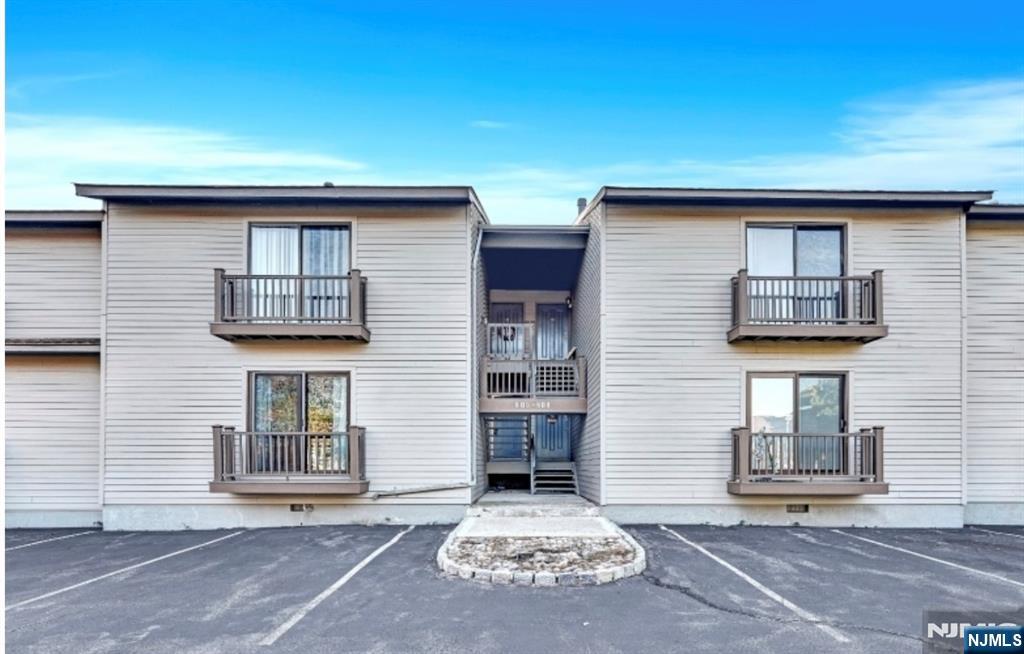 905 Spruce Hills Drive 905 - Photo 1