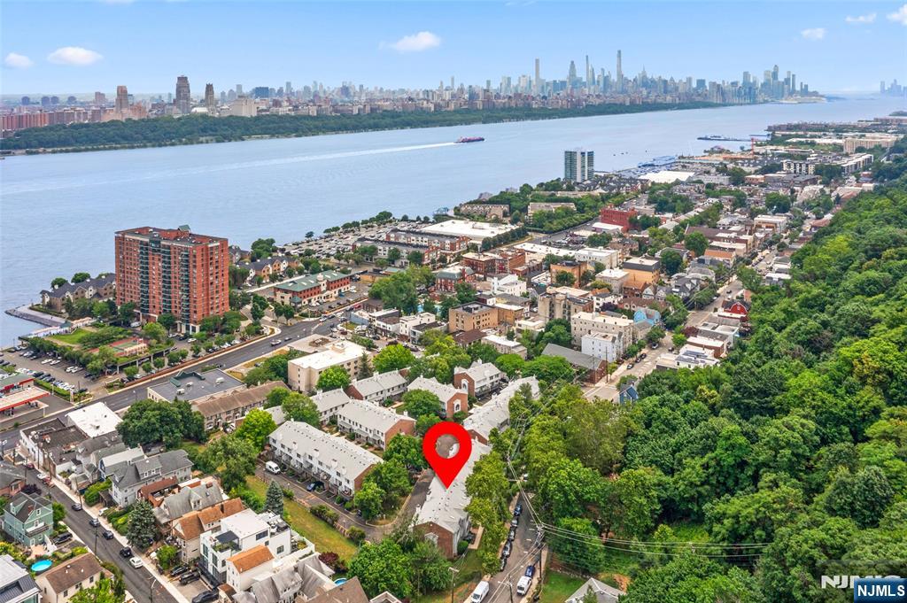 477 Undercliff Ave, Edgewater, NJ 07020
